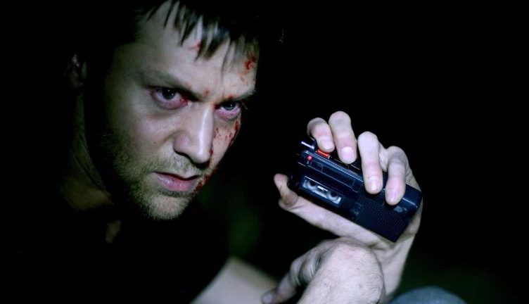 VHS: Las crónicas del miedo 2 (2013, dirs.&nbsp;Simon Barrett, Adam Wingard, Eduardo Sánchez, Gregg Hale, Gareth Evans, Timo Tjahjanto, Jason Eisener)